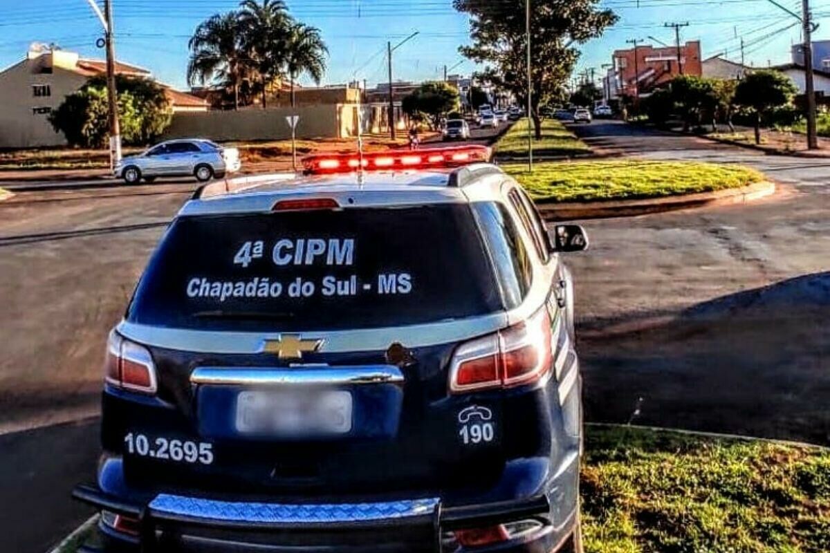 Imagem de compartilhamento para o artigo Homem é detido após ameaçar clientes e danificar estabelecimento comercial em Chapadão do Sul da MS Todo dia